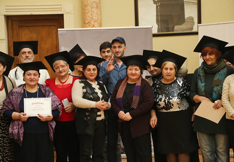 პენსიონერებმა კომპიუტერის კურსები გაიარეს