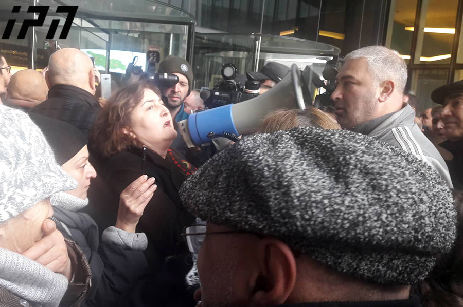 აქციის მონაწილეებმა, რომლებიც მიწების უცხოელებზე გასხვისებას აპროტესტებენ, იუსტიციის სახლში შესვლა სცადეს