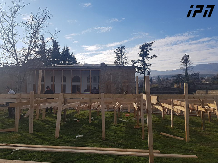 პრეზიდენტის ინაუგურაციისთვის თელავში, ერეკლე მეფის სასახლის ტერიტორიაზე სცენის მონტაჟი მიმდინარეობს