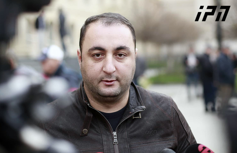 კრიმინალური პოლიციის დეპარტამენტში, სადაც ბაჩო ახალაია გამოკითხვაზე უკვე 6 საათია იმყოფება, ადვოკატი მივიდა