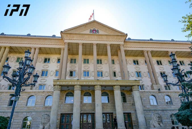 სასამართლო პირადი ცხოვრების ამსახველი ჩანაწერის „იუთუბიზე“ ატვირთვის ბრალდებით დაკავებულისთვის აღკვეთის ღონისძიების შეფარდებაზე მსჯელობს