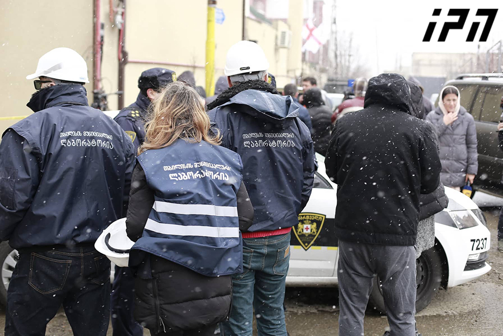 დიდ დიღომში, საცხოვრებელ კორპუსში, სადაც აფეთქება მოხდა, ექსპერტთა ჯგუფი მუშაობს
