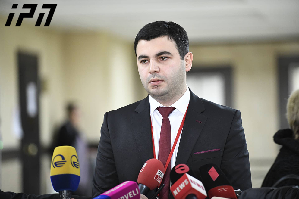 პროკურორის განმარტებით, კობა კოშაძის ავტომანქანიდან ამოღებულ ცეცხლსასროლ იარაღზე ბრალდებულის დნმ-ის კვალი არ ამოვიდა, თუმცა, ეს მის ბრალეულობას არ გამორიცხავს