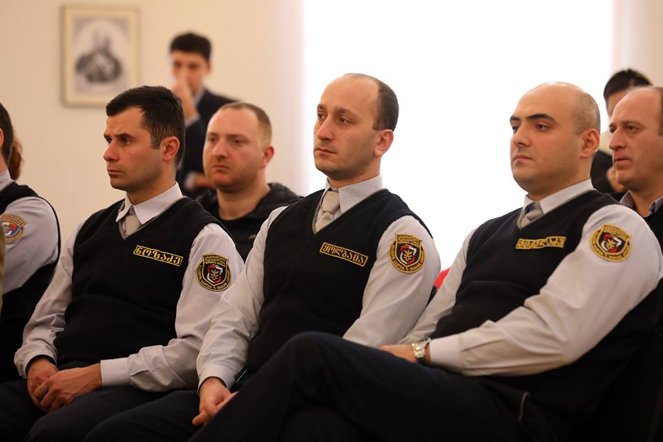 До сентября 2019 года все лица, ответственные за безопасность в школах, будут оснащены металлодетекторами