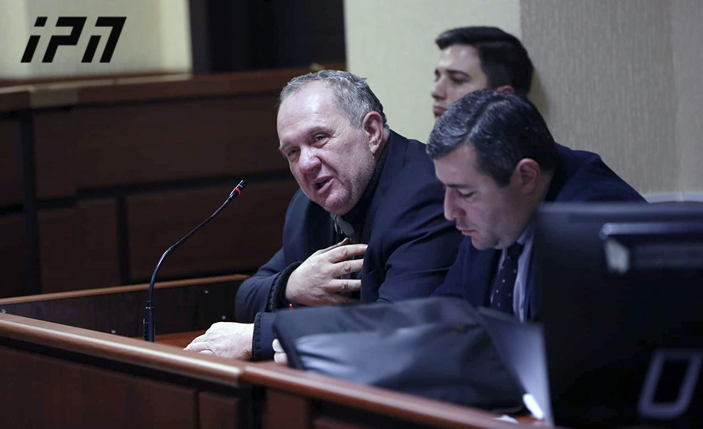 განსაკუთრებით დიდი ოდენობით ქრთამის აღების ბრალდებით დაკავებული ვაკის გამგებლის ყოფილი მოადგილე სასამართლოში ჩვენებას აძლევს