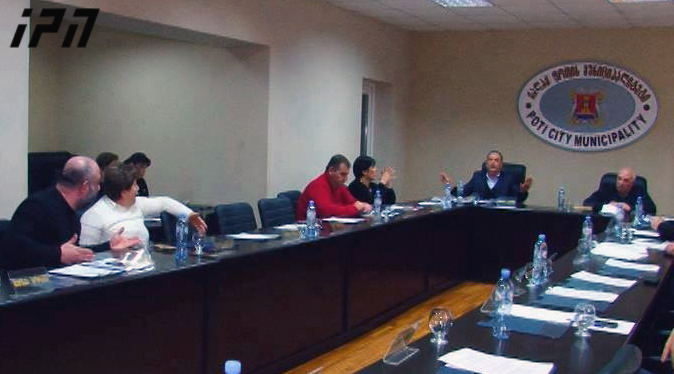 ფოთის საკრებულოს სხდომა ხმაურისა და ურთიერთდაპირისპირების  ფონზე მიმდინარეობდა