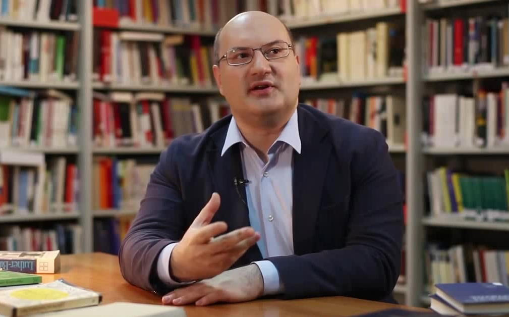 გიგა ზედანია - კეთილი ინებონ და წარმოადგინონ ბაზრის კვლევა, სადაც წერია, რამდენი ფილოსოფოსი, მენეჯერი, ინჟინერი და ბიოლოგი სჭირდება ქვეყანას, ცოტას მაინც გავიცინებთ - როცა გვეგონა, რომ ფსკერს მივაღწიეთ, ქვემოდან დააკაკუნეს