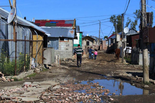 ე.წ. ოცნების ქალაქში მცხოვრებლები აცხადებენ, რომ ძლიერი წვიმის შედეგად საცხოვრებელი სახლები დაიტბორა