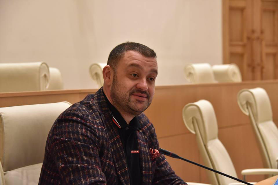 ბექა ოდიშარია პაატა მანჯგალაძეს - ამ სავარძლებიდან მიკროფონებთან რომ ომობთ „დუქნის ლომები“, მართლა თუ გეომება, წადი, გმირი ბიჭების გვერდზე დადექი