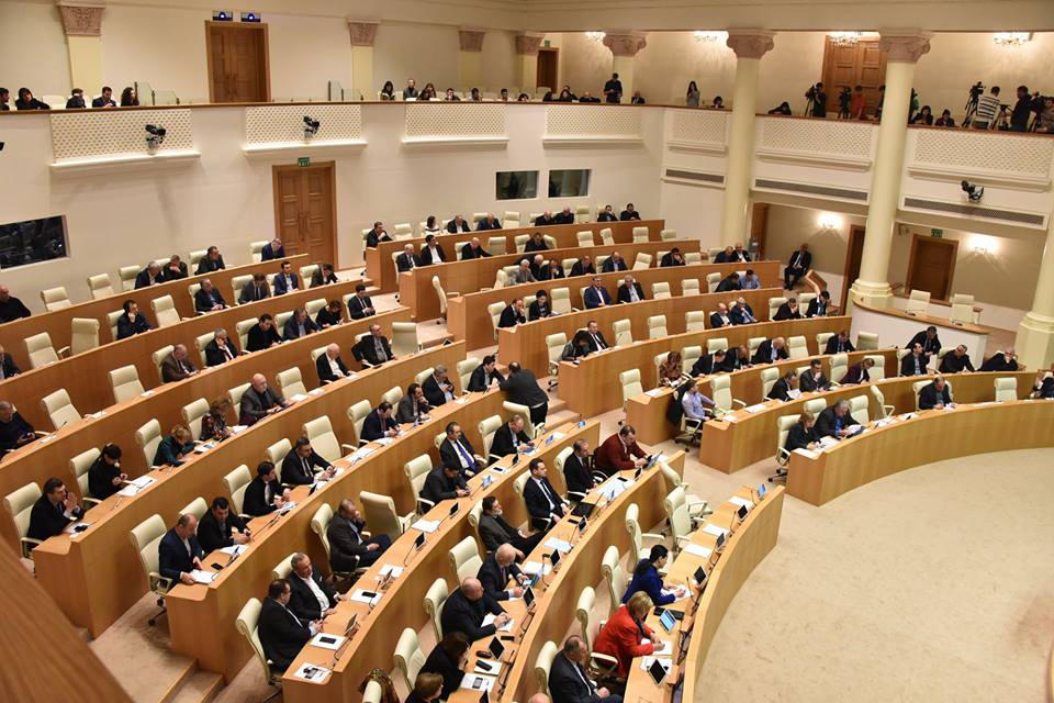 ხვალ პარლამენტის პლენარული სხდომა მიხეილ ბატიაშვილის ანგარიშზე პოლიტიკური დებატებით განახლდება