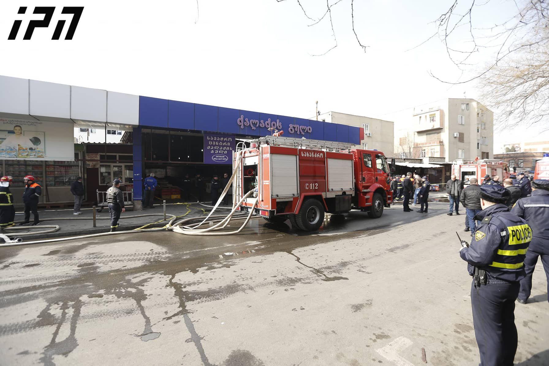 თევდორე მღვდლის ქუჩაზე, მეორადი ტანსაცმლის საწყობში გაჩენილი ხანძარი ლოკალიზებულია, თუმცა ადგილზე 16 სახანძრო ბრიგადა ჯერ კიდევ რჩება