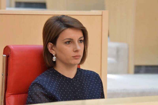პარლამენტში თამარ ჩუგოშვილი უმრავლესობიდან დღეს წასულ დეპუტატებს ხვდება - შეხვედრას ნინო გოგუაძეც ესწრება