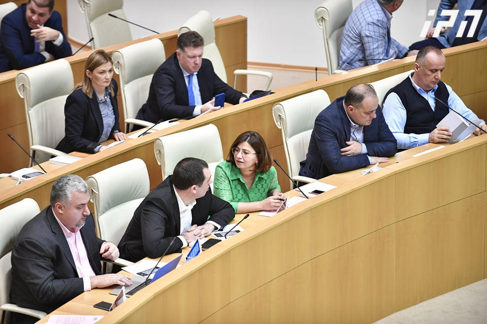 საპარლამენტო უმრავლესობის შემადგენლობიდან 7-ზე მეტი დეპუტატის გასვლა „ევროპული საქართველოს“ უმცირესობის დაშლას იწვევს