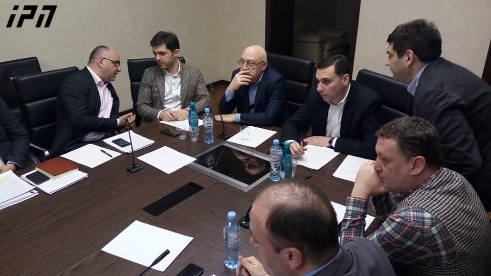 საათობრივი პარკირების საკითხმა თბილისის საკრებულოს კომისიის სხდომაზე  კამათი გამოიწვია