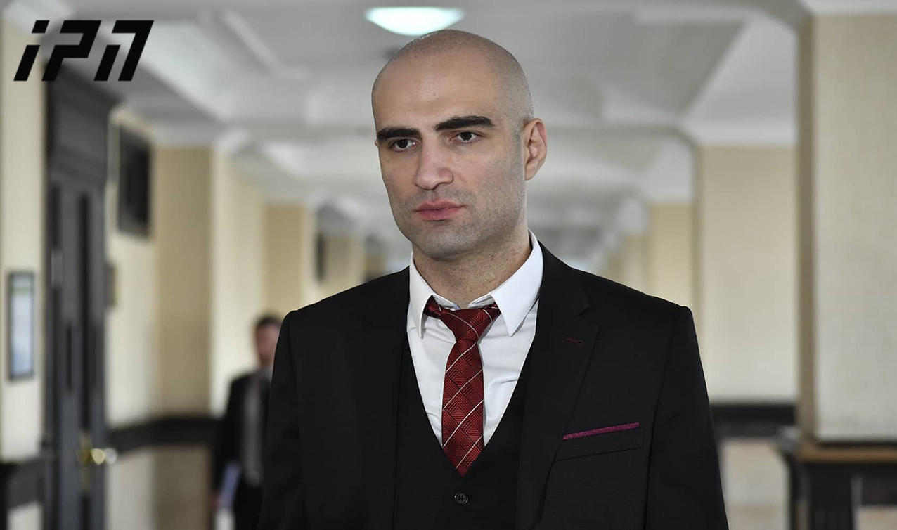 ტარიელ კაკაბაძე - აბსურდია, თითქოს, მერაბ კობიაშვილმა დაზარალებულს 5-ჯერ ესროლა, ვინაიდან, მეორე სროლის დროს თვითონ დაიჭრა, მკვლელობის განზრახვა რომ ჰქონოდა, თავიდანვე ისროდა 5-ჯერ და თავადაც არ დაიჭრებოდა