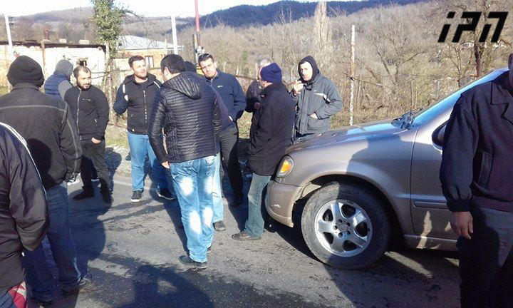 ტყიბულის მუნიციპალიტეტის სოფელ გელათის მოსახლეობამ ქუთაისი-ტყიბულის დამაკავშირებელი გზა გადაკეტა