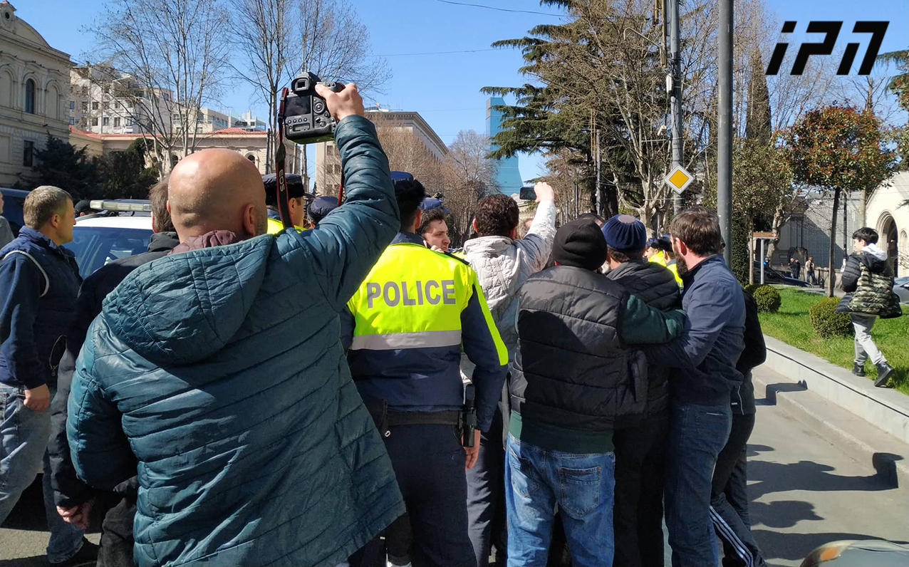 აქციის მონაწილეების ინფორმაციით, რუსთაველის გამზირზე ტაქსის მძღოლი დააკავეს