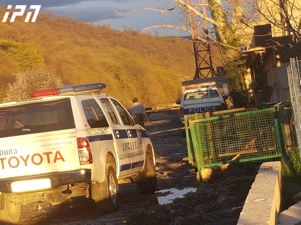 სოფელ ართანაში, სადაც ბეტონის კონსტრუქციის ჩამონგრევის შედეგად 4 ადამიანი დაშავდა, ექსპერტ-კრიმინალისტები მუშაობენ