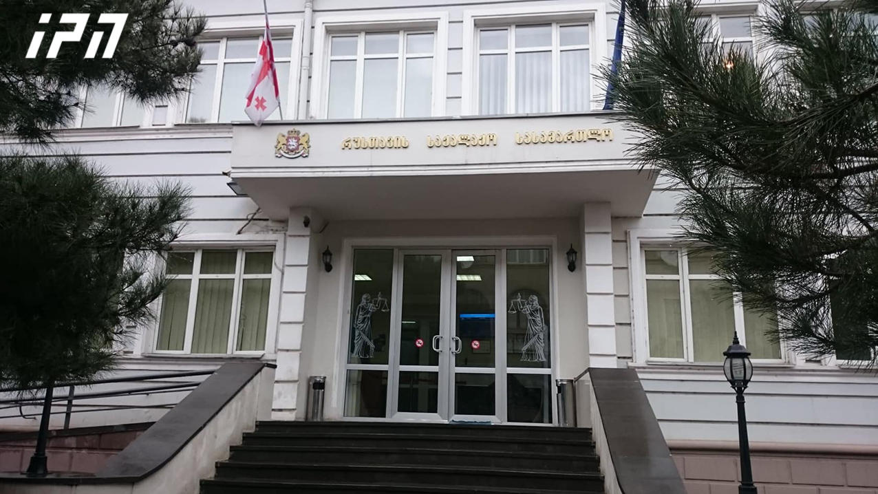 რუსთავის სასამართლოში, 14 წლის აითაჯ შახმაროვას განზრახ მკვლელობის საქმეზე, გოგონას დაკავებული დედის და ბიძის პროცესი მიმდინარეობს