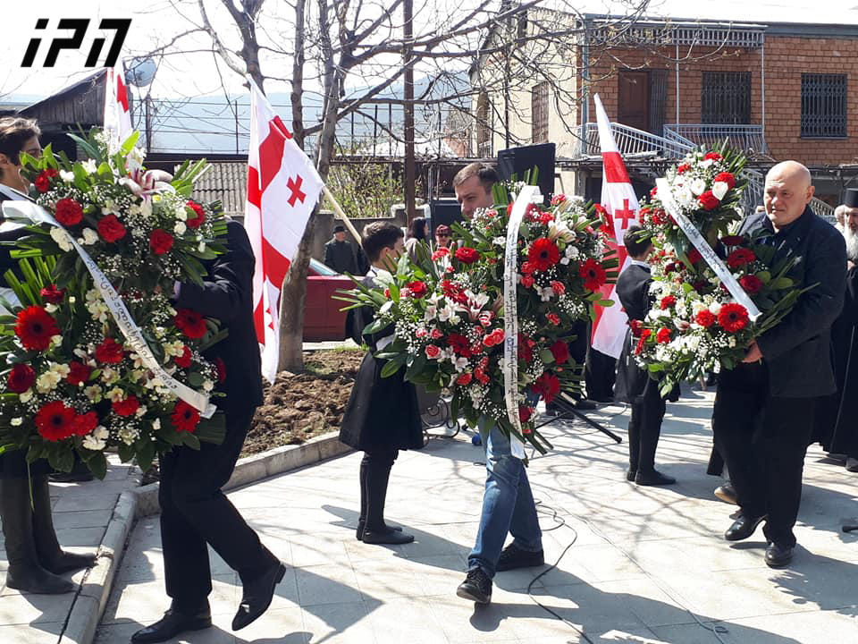 გორში, ადგილობრივი ხელისუფლების წარმომადგენლებმა 9 აპრილის მემორიალი გვირგვინებით შეამკეს