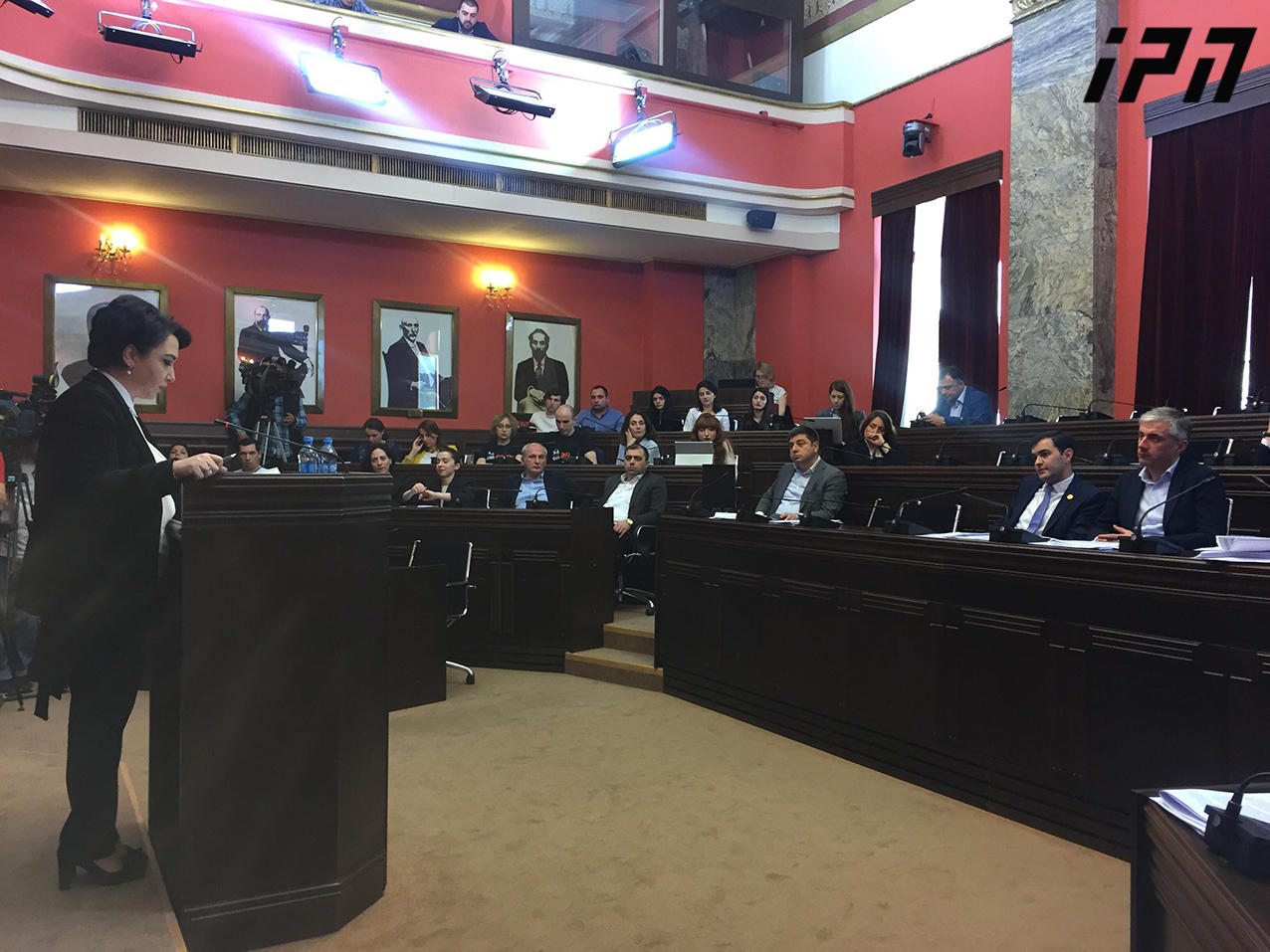 იურიდიულ საკითხთა კომიტეტის აპარატის შეფასებით, მოსამართლეებთან დაკავშირებით, ეკა ბესელიას ავტორობით მომზადებული კანონპროექტი კონსტიტუციასთან შეუსაბამოა