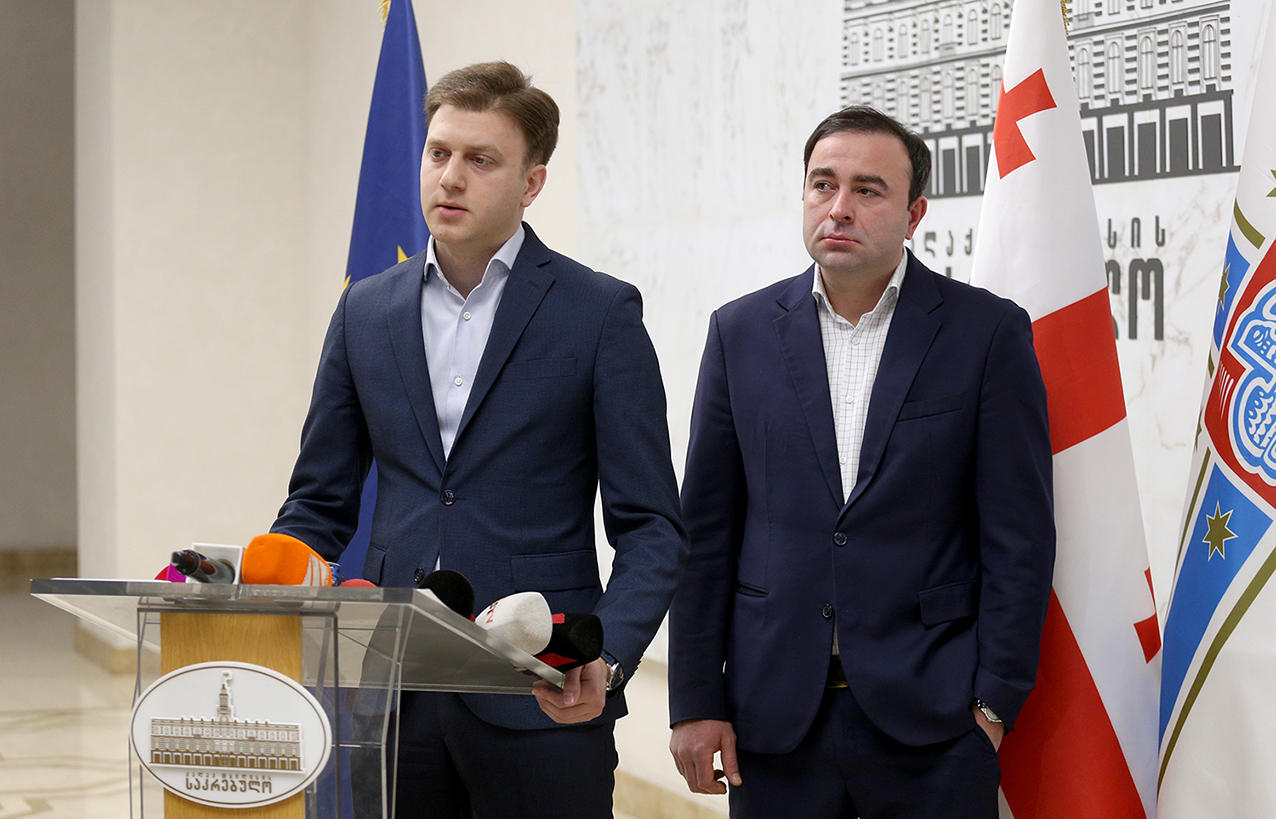 ვახტანგ შაქარიშვილმა და ჯაბა ჯიშკარიანმა საკრებულოს უმრავლესობა და პარტია „ქართული ოცნება“ დატოვეს