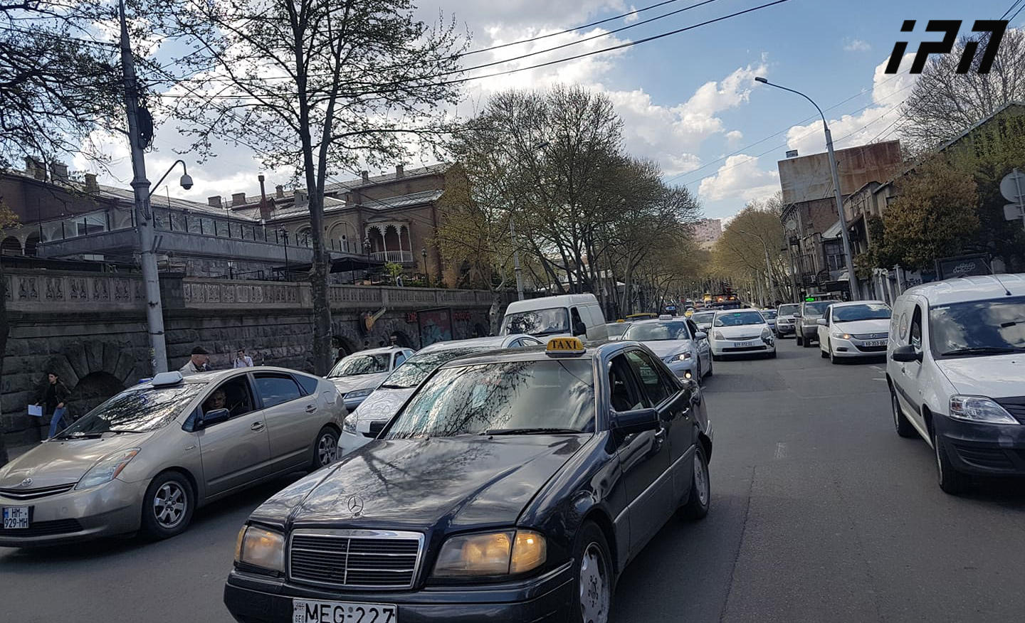 ბიძინა ივანიშვილის სახლთან ტაქსის მძღოლების აქცია მიმდინარეობს