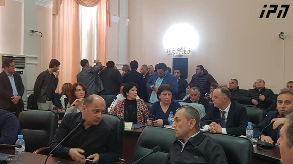 ბათუმის საკრებულოს თავმჯდომარემ ხმაურის გამო სხდომათა დარბაზში მყოფი მოქალაქეების გაძევება მოითხოვა