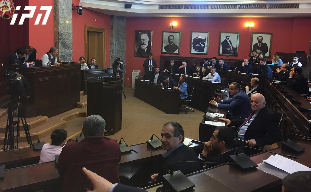 პარლამენტის ორი კომიტეტის სხდომა, რომელსაც პოლიეთილენის პარკების მწარმოებლები ესწრებიან, ხმაურით მიმდინარეობს