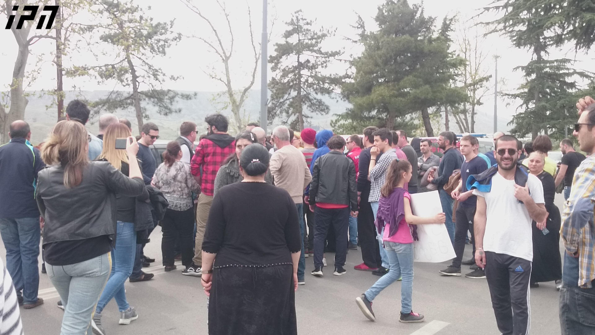 რუსთავში, ჭყონდიდელის დასახლებაში სასჯელაღსრულების ორი დაწესებულების მშენებლობასთან დაკავშირებით მორიგი საპროტესტო აქცია მიმდინარეობს