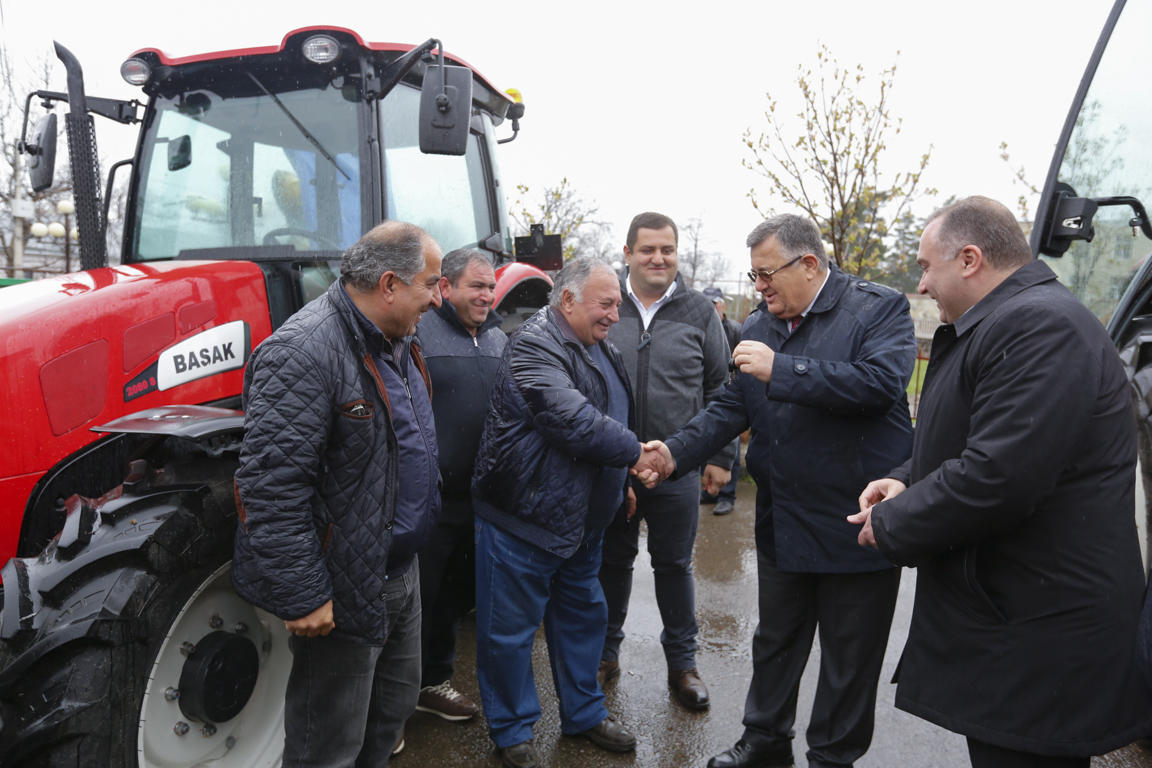 დმანისის მუნიციპალიტეტში 4 სასოფლო-სამეურნეო კოოპერატივს სასოფლო-სამეურნეო ტექნიკა გადაეცა