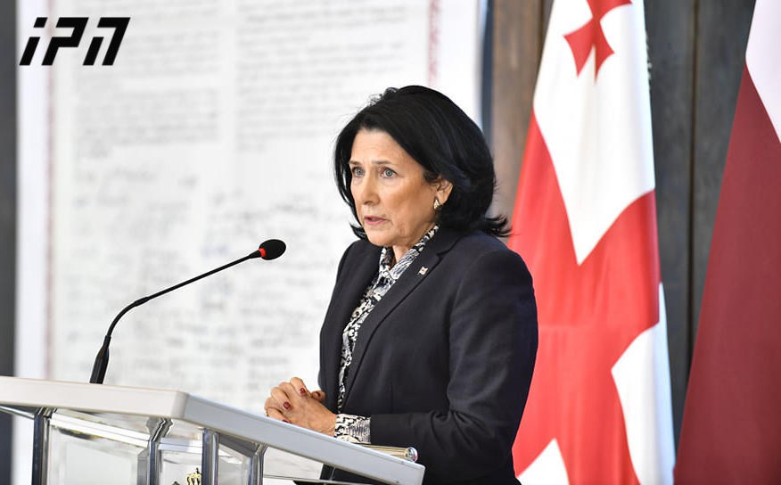 სალომე ზურაბიშვილი პოლიციელის მკვლელობაში მსჯავრდებულის შეწყალებაზე  - რატომ შევიწყალე, ამას ნამდვილად არ გეტყვით, ეს პრეზიდენტის დისკრეციული უფლებაა