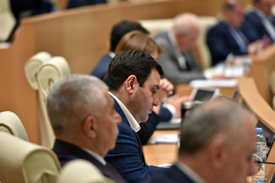 ლევან კობერიძე - ეკატერინე ტიკარაძე შეხვედრებზე არ ჩნდება, ის გვესაუბრება მხოლოდ „იმედის“ ეთერით, კომიტეტში დავკიდებთ „იმედის“ ლოგოს და იქ მოვიდეს