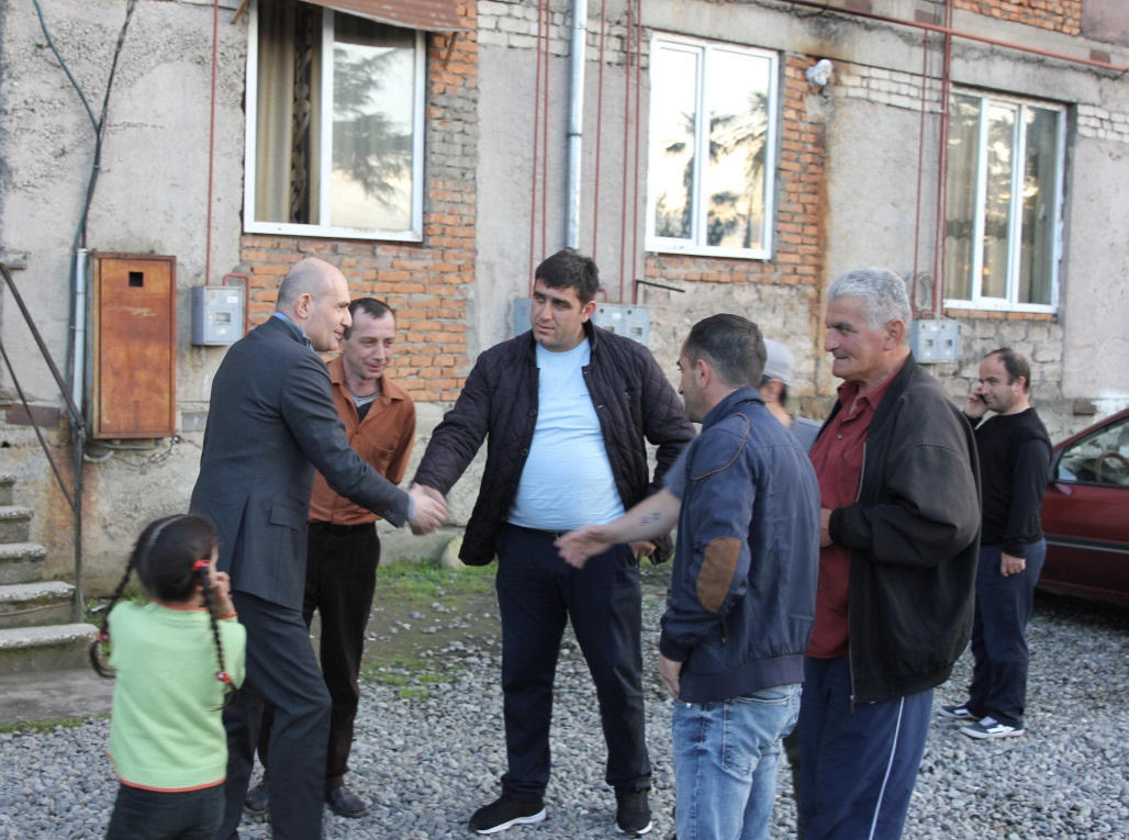 რუსლან აბაშიძე ზუგდიდის მუნიციპალიტეტში მცხოვრებ დევნილებს შეხვდა