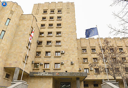 ახალი ბრალის ერთ-ერთი ეპიზოდის თანახმად, პროკურატურა ნიკა გვარამიას დიდი ოდენობით უძრავი ქონებების უკანონოდ დაუფლებას ედავება