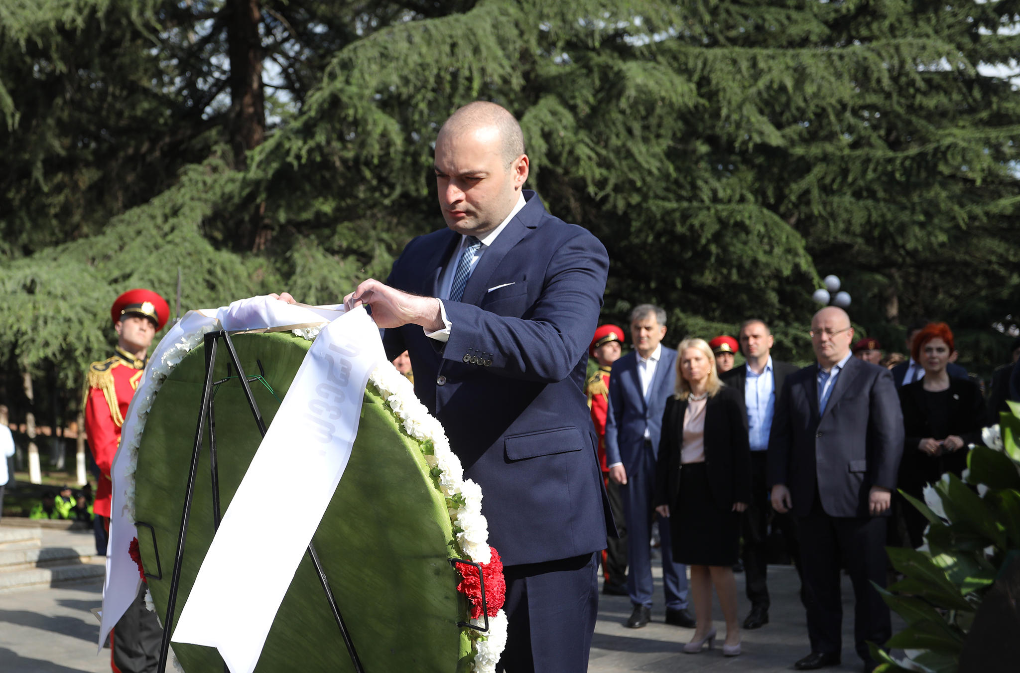 მამუკა ბახტაძემ ფაშიზმზე გამარჯვების დღესთან დაკავშირებით ვაკის პარკში უცნობი ჯარისკაცის საფლავი ყვავილებით შეამკო