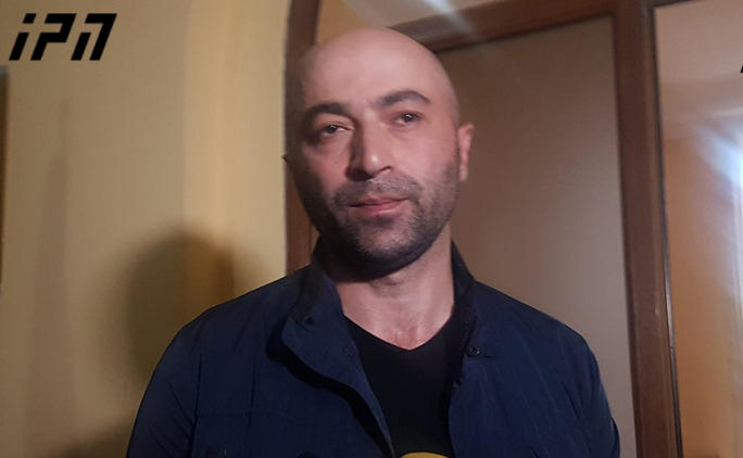 გამგებლის ინფორმაციით, თუშეთში სტიქიის შედეგად დაზიანებულ გზის მონაკვეთზე ჩარჩენილ მწყემსებთან და ტრაქტორის მძღოლებთან კავშირის დამყარება ვერ ხერხდება