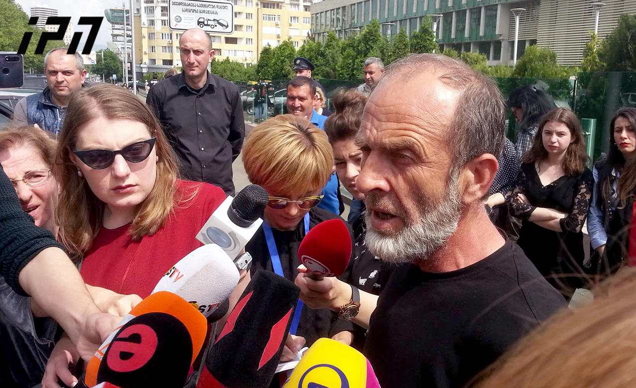 მალხაზ მაჩალიკაშვილის განცხადებით, მისი ძმის შვილი არ ყოფილა სოსო გოგაშვილის მამის საფლავზე