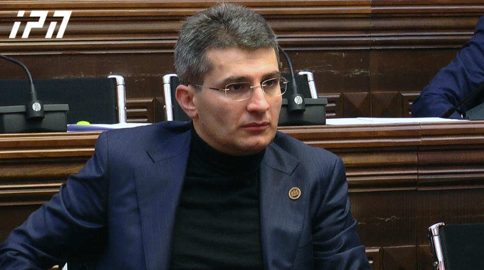 მამუკა მდინარაძის ინფორმაციით, ნაზი ჯანეზაშვილმა იგივე უმაღლესი სასწავლებელი დაამთავრა, რომელიც შალვა თადუმაძემ