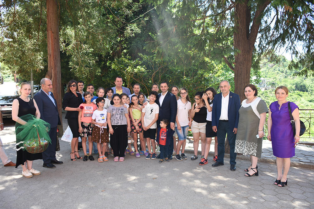 აჭარის უმაღლესი საბჭოს წევრები ფერიის ბავშვთა სახლს ესტუმრნენ