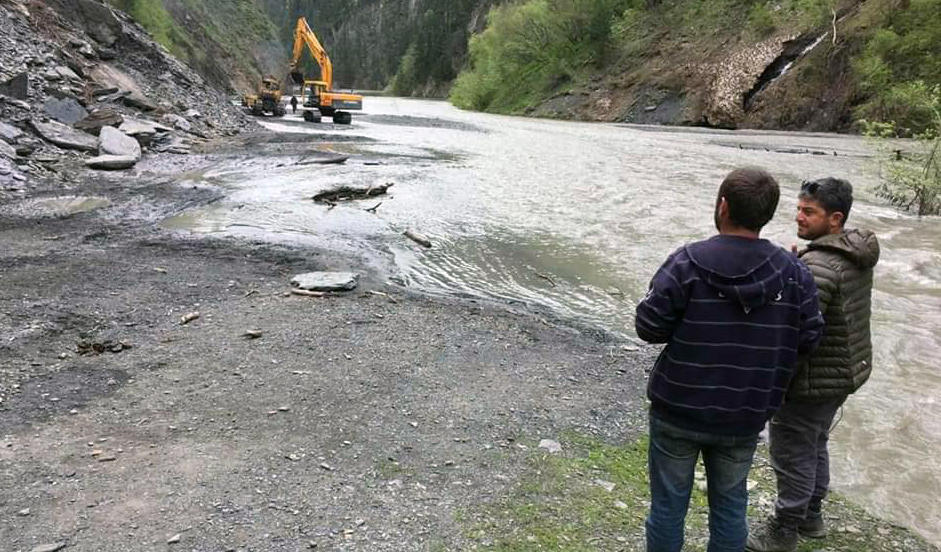 თუშეთის გზაზე, ხელოვნურად დაგუბებულ ტბასთან ტრანსპორტი ვერ გადაადგილდება