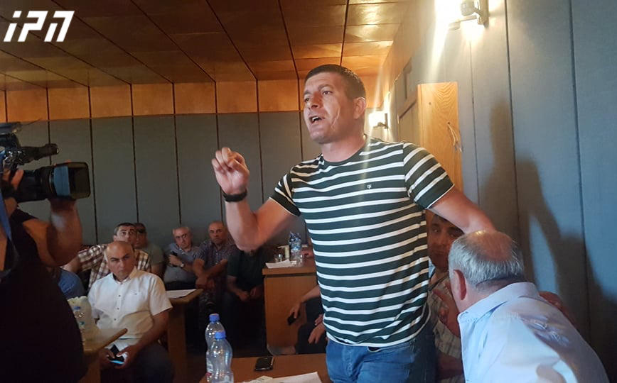 ახმეტაში ალვანის მოსახლეობასა და საგზაო დეპარტამენტის წარმომადგენლებს შორის შეხვედრა ხმაურის ფონზე მიმდინარეობს