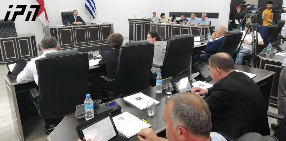 აჭარის უმაღლეს საბჭოში მიმდინარე რიგგარეშე სესიაზე  ხმაური იყო