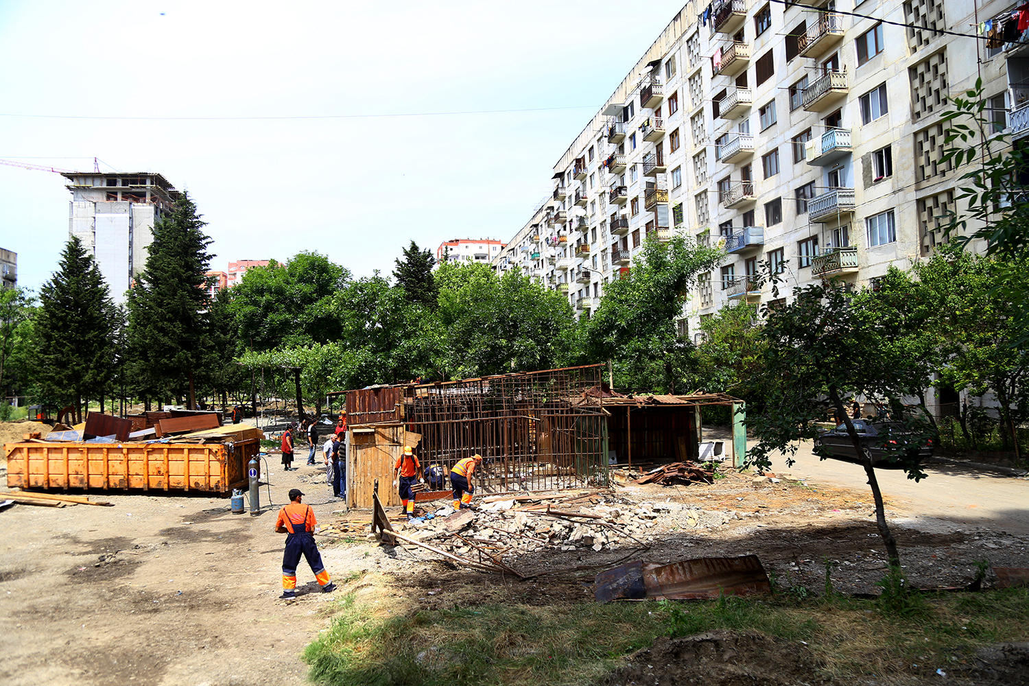 გლდანში ავტოფარეხების ნებაყოფლობითი დემონტაჟი მიმდინარეობს