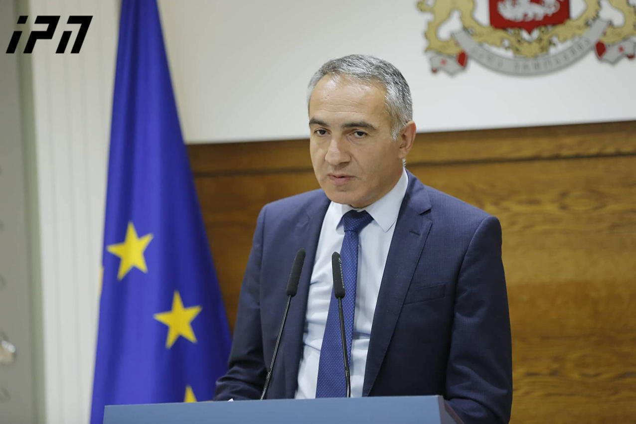 მიხეილ ბატიაშვილის  განცხადებით, სკოლებში სხვადასხვა ავტორების 6-მდე „დედაენის“ სახელმძღვანელო დარჩება და ამასთან,  პედაგოგებს გოგებაშვილის „დედაენით“ სწავლებაც შეეძლებათ