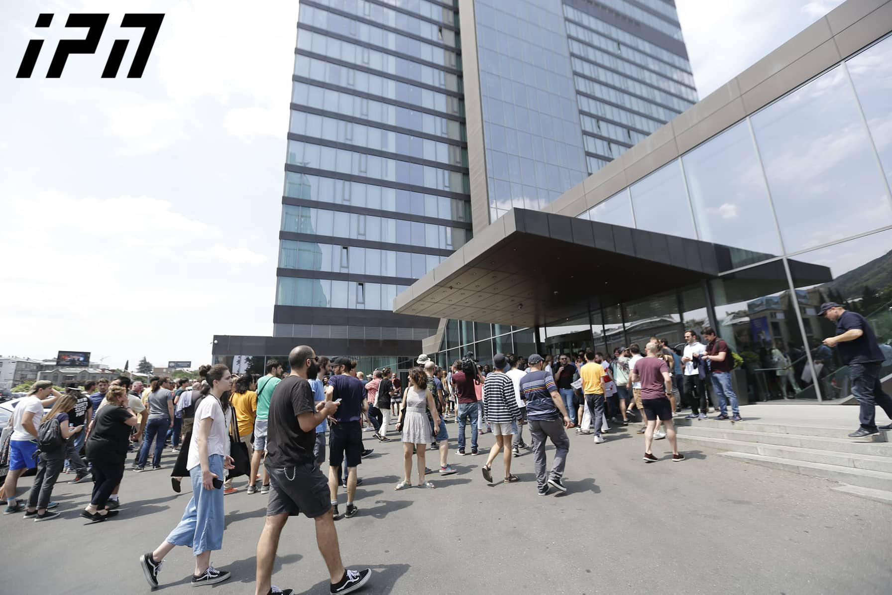 Sergei Gavrilov leaves Radisson hotel with the help of guards