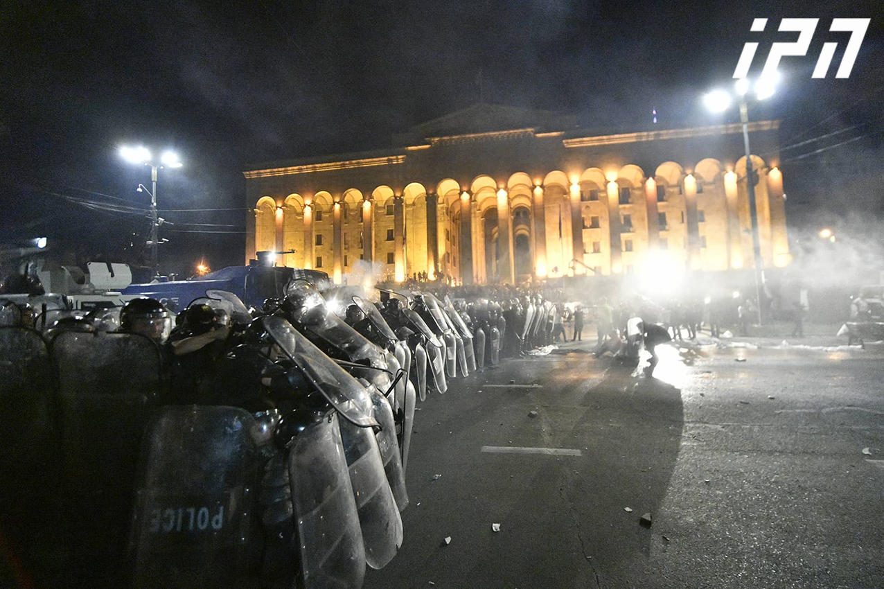 Police uses water cannon to break down demonstrationn