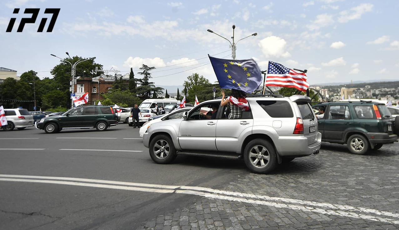 Protesters moving to the building of Ministry of Internal Affairs by vehicles