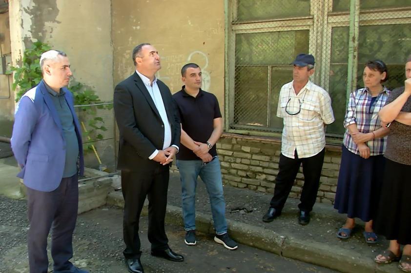 მინისტრის მოადგილე ავარიულ შენობაში მცხოვრებ დევნილებს შეხვდა