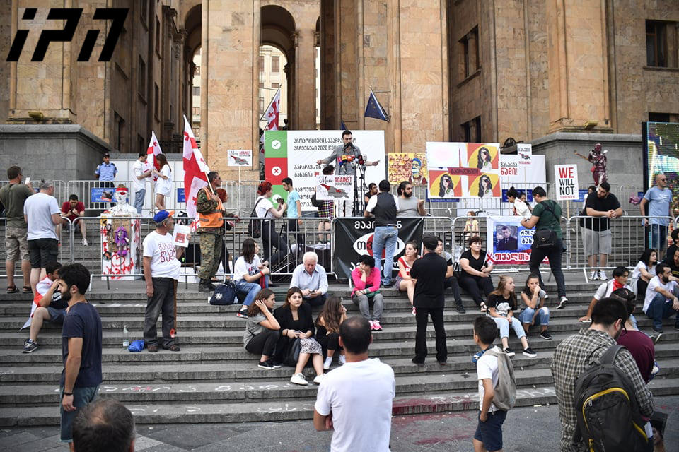 Перед парламентом возобновилась акция